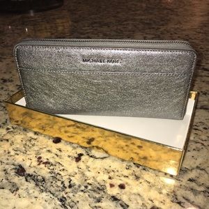 MICHAEL KORS Wallet (Brand New)